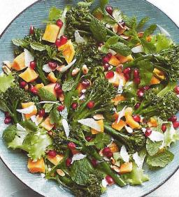 Broccolini-papaijasalaatti tarjoilukulhossa
