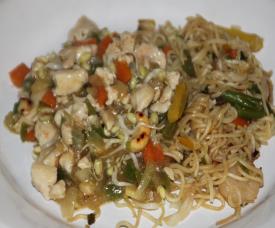 Kycklingwok med stekta nudlar serverad