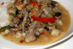 Chop Suey med ris på tallriken