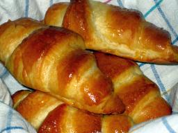 Croissantit perinteisellä tavalla leivottuina