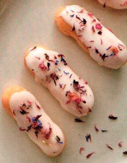 Eclair-leivokset tarjoilulautasella
