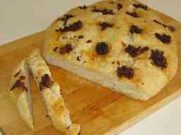Focaccia leikkuulaudalla tarjoiluvalmiina
