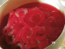 Hillottu punasipuli kulhossa