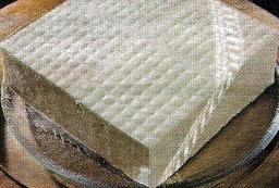 Juoksutinjuusto lautasella