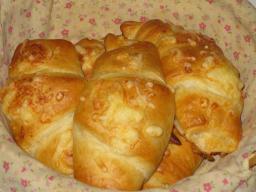 Juustocroissantit juustolla leivottuina