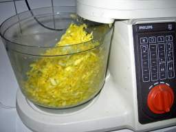 Kartanopikkelsiä työstetään monitoimikoneessa