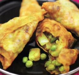 Kasvis samosat lautasella