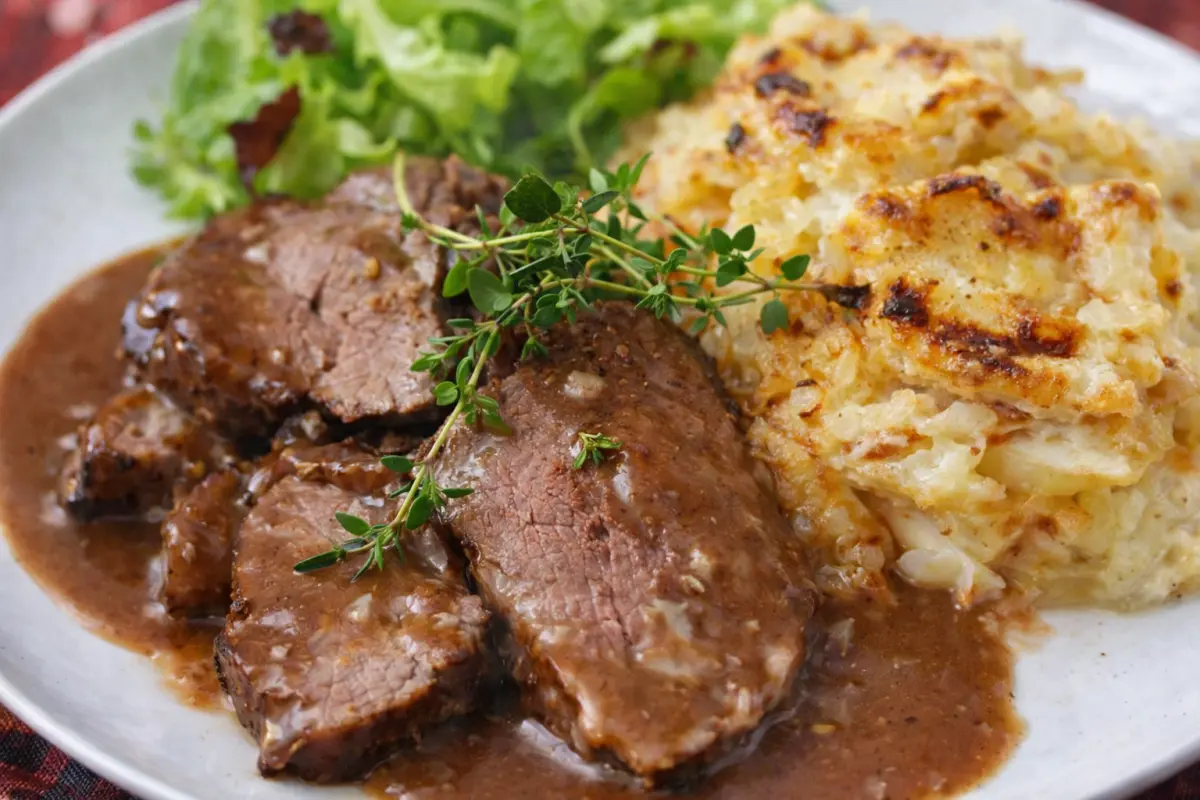 Lammstek med potatisgratäng på tallriken