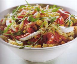 Liha-pastasalaattia kulhossa