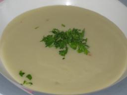 Maa-artisokkakeittoa lautasella