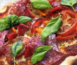 Pannupizzaa tarjolla