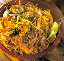 Pansit Guisadoa kulhossa
