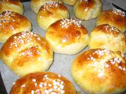 Pikkupullat tarjoiluvalmiin