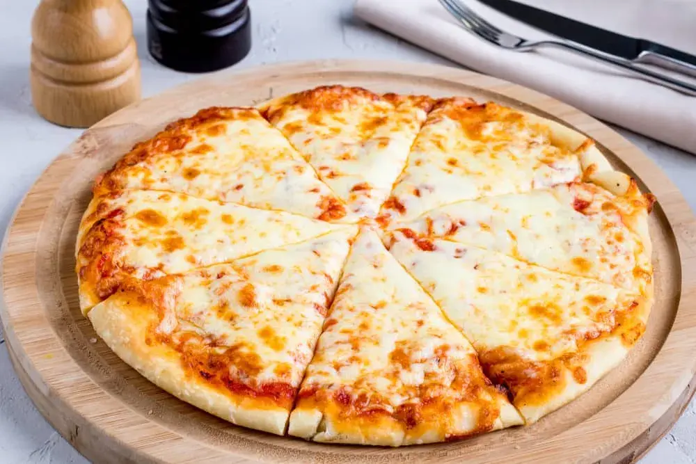 Quattro formaggio pizza serverad
