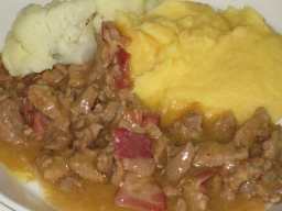 Sianlihakastike bataatti-perunamuusin ja höyrytetyn kukkakaalin kanssa