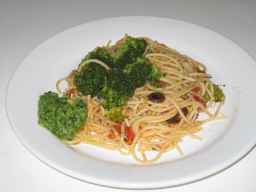 Spagetti coi broccoli pestokastikkeen kera lautasella