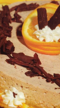 Suklaa-appelsiinikakku tarjolla