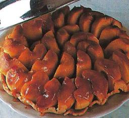 Tarte tatin ylösalaisin kumottuna