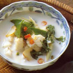 Thaimaalainen kalakeitto lautasella