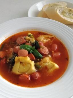 Tortelloni-nakkikeittoa lautasella