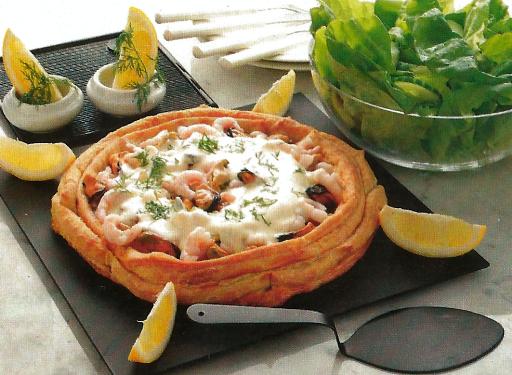 Vol-au-vent (täytetty voitaikinarengas) salaatin ja sitruunalohkojen kera