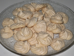 Marengit tarjoilualustalla